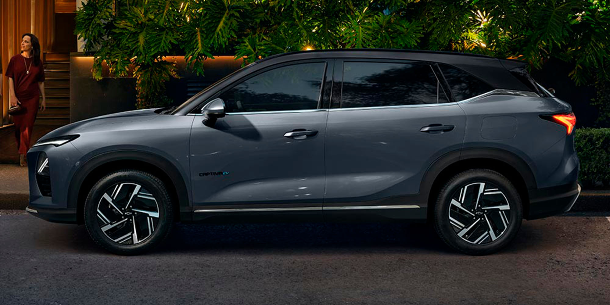 Chevrolet Captiva EV gris estacionada de perfil