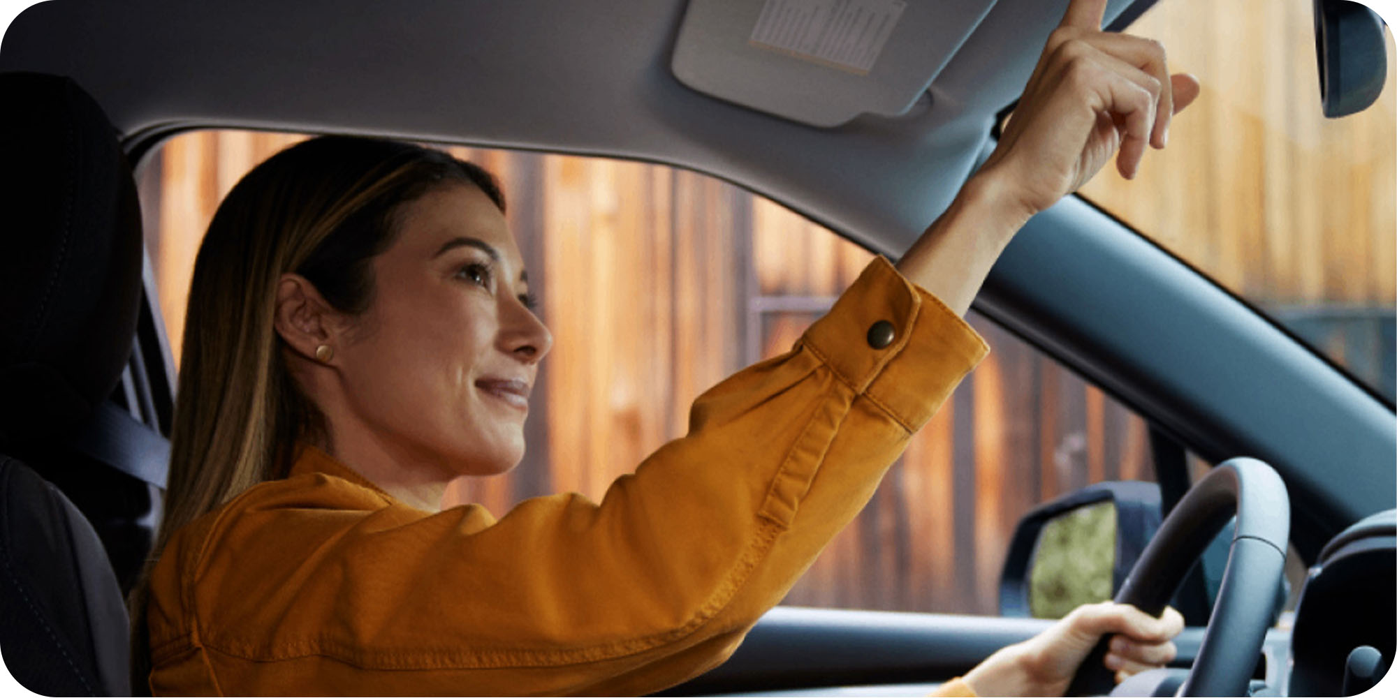 Mujer usando servicio Onstar