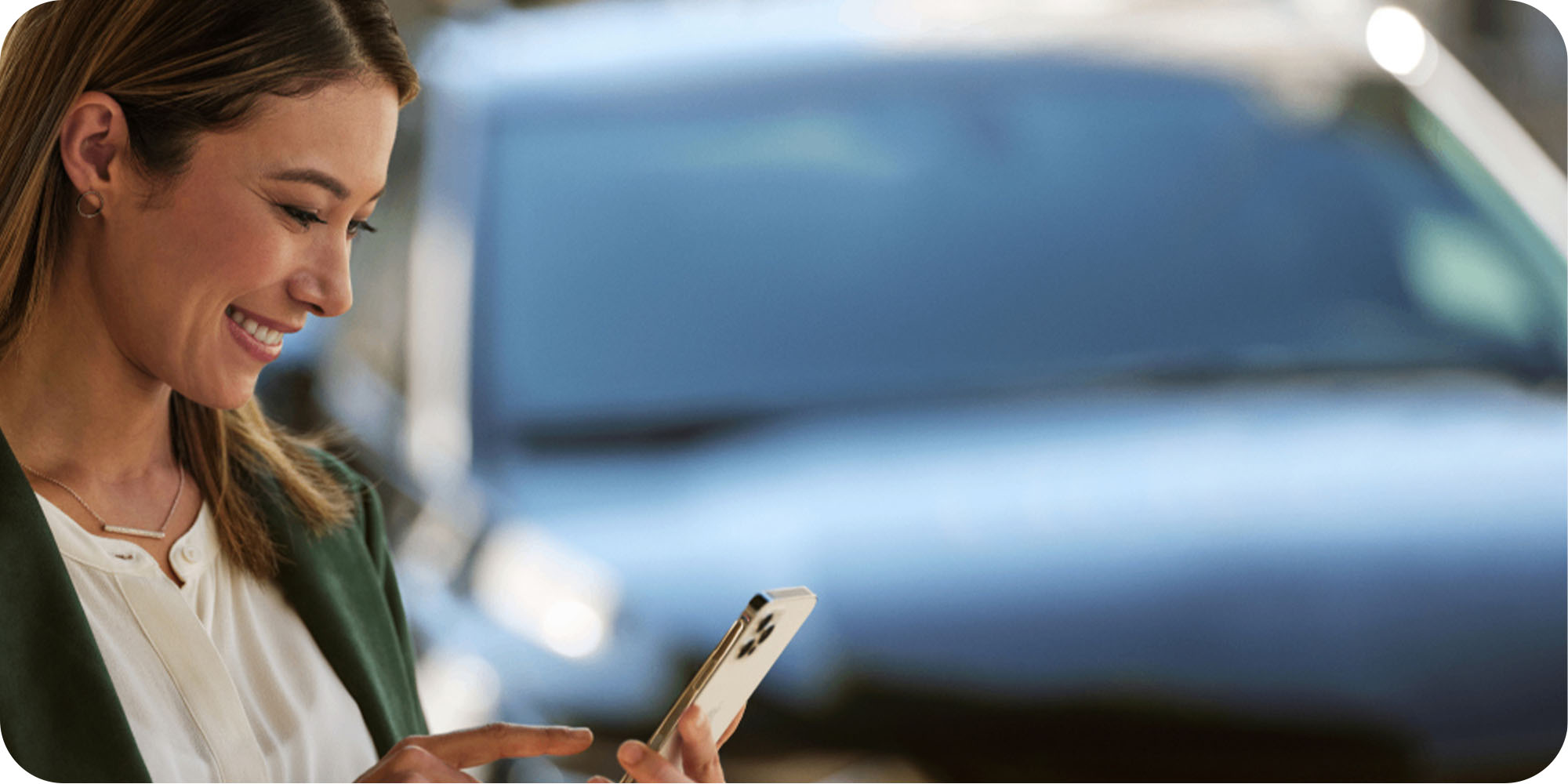 Mujer usando los beneficios Chevrolet
